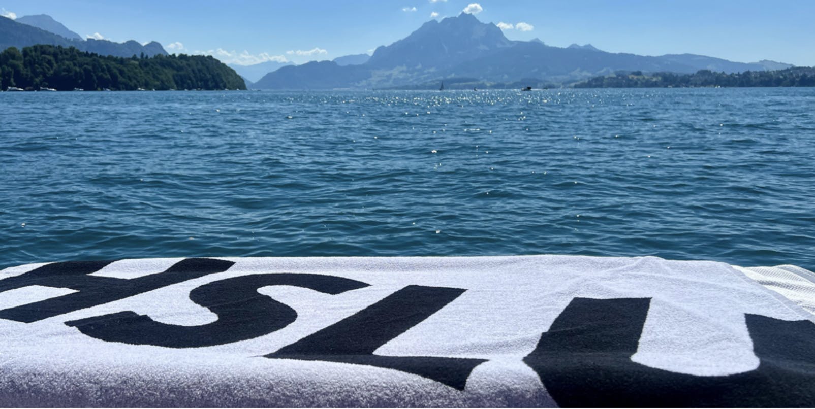 Ein Badetuch vor dem Vierwaldst&auml;ttersee.