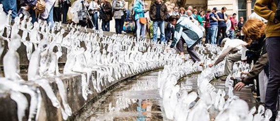 Die brasilianische Künstlerin Nele Azevedo macht mit Eisskulpturen wiederholt auf die Folgen des Klimawandels aufmerksam. Das Foto zeigt eine Installation in Birmingham aus dem Jahr 2014 (Foto: Steve Eggleton/eventdigital.co.uk)